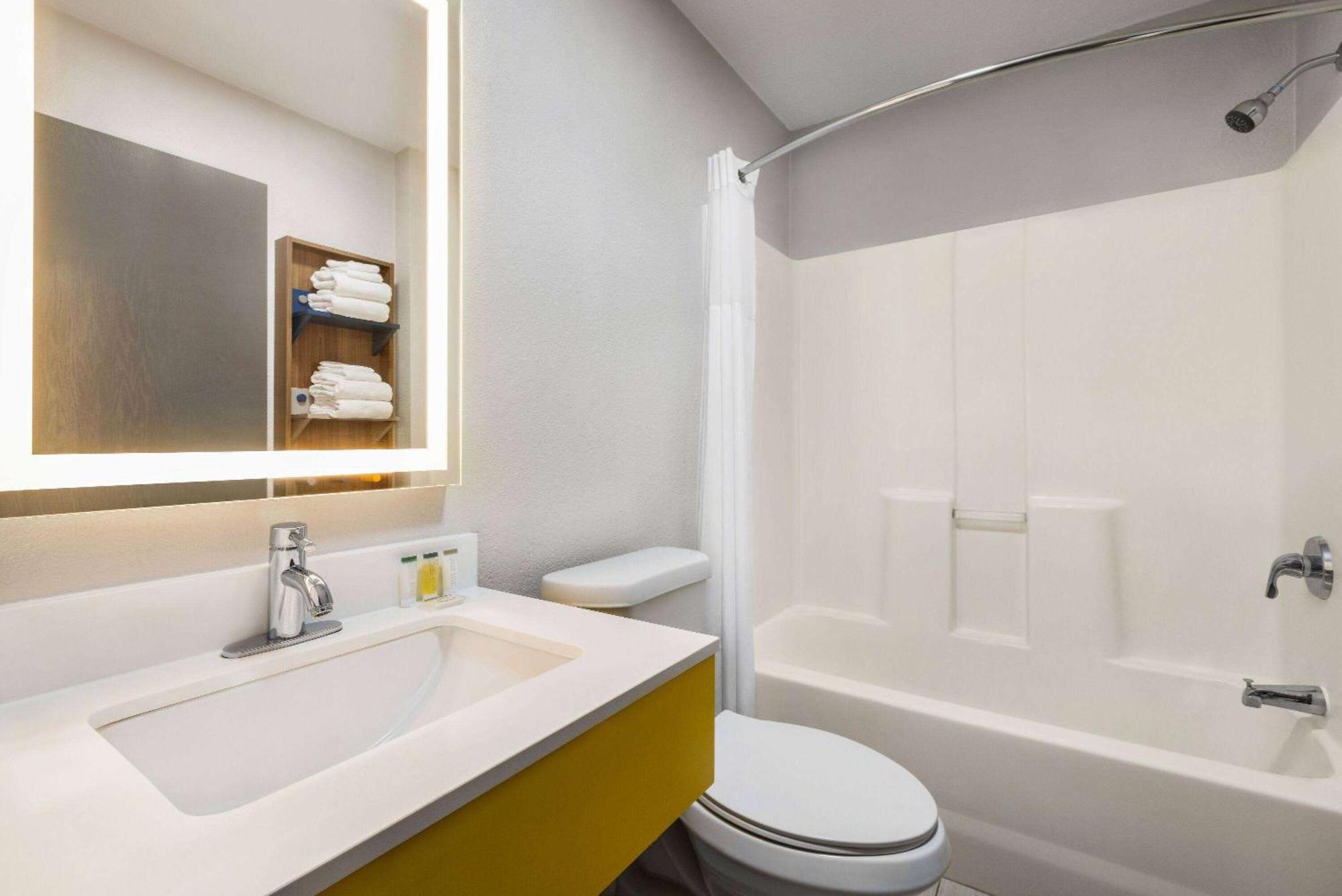 Microtel Inn & Suites By Wyndham New Ulm Екстериор снимка